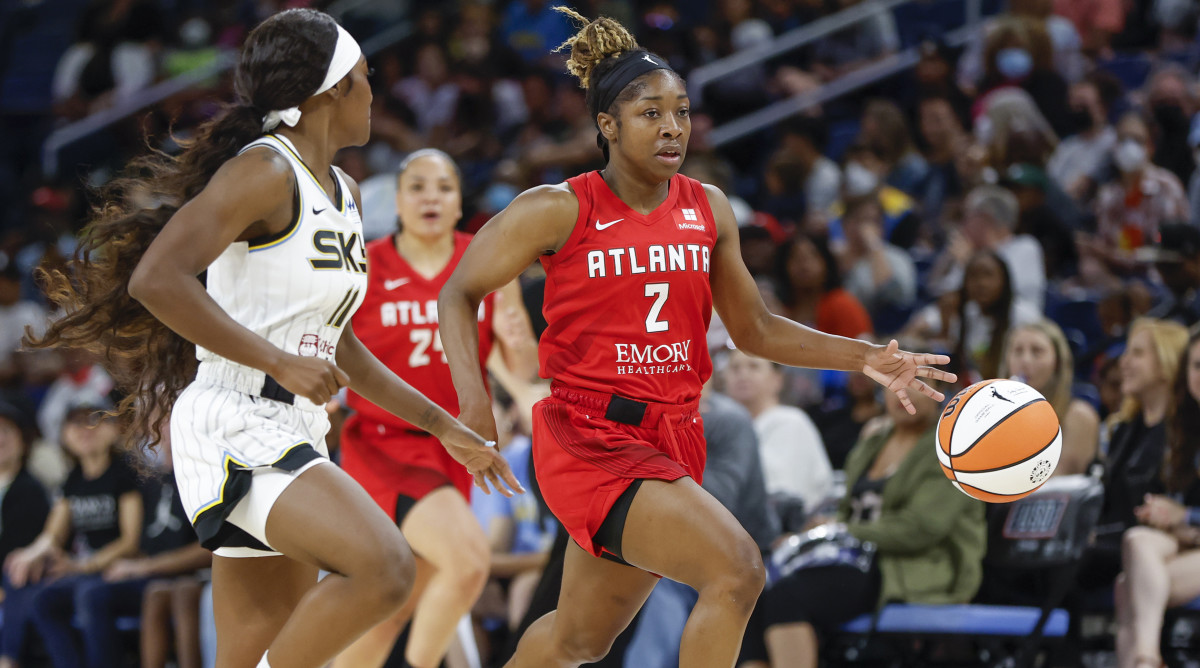 Dream guard Aari McDonald drives to the basket against Sky guard Dana Evans.